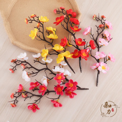 梅の花の枝の中国式の単一の梅の造花の家の装飾の置物の新年の福の桶の小さい置物の結婚式堂をシミュレーションします。