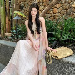 フランス式の優しい風の偽の2つのストラップのワンピースの女性の夏の海辺の休暇の気質の袖なしのネットの糸の百のしわの長いスカート