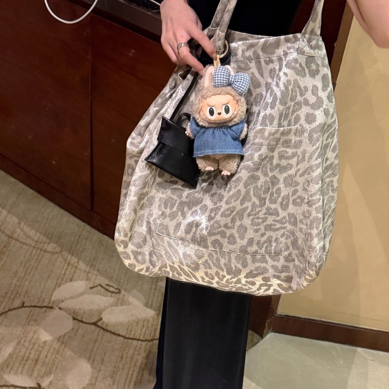 Sunoneone Silver-White Casual Leopard Print Shoulder Bag for Women 2026 New Style Work Clothing Versatile Large Capacity Cross-Body Bag