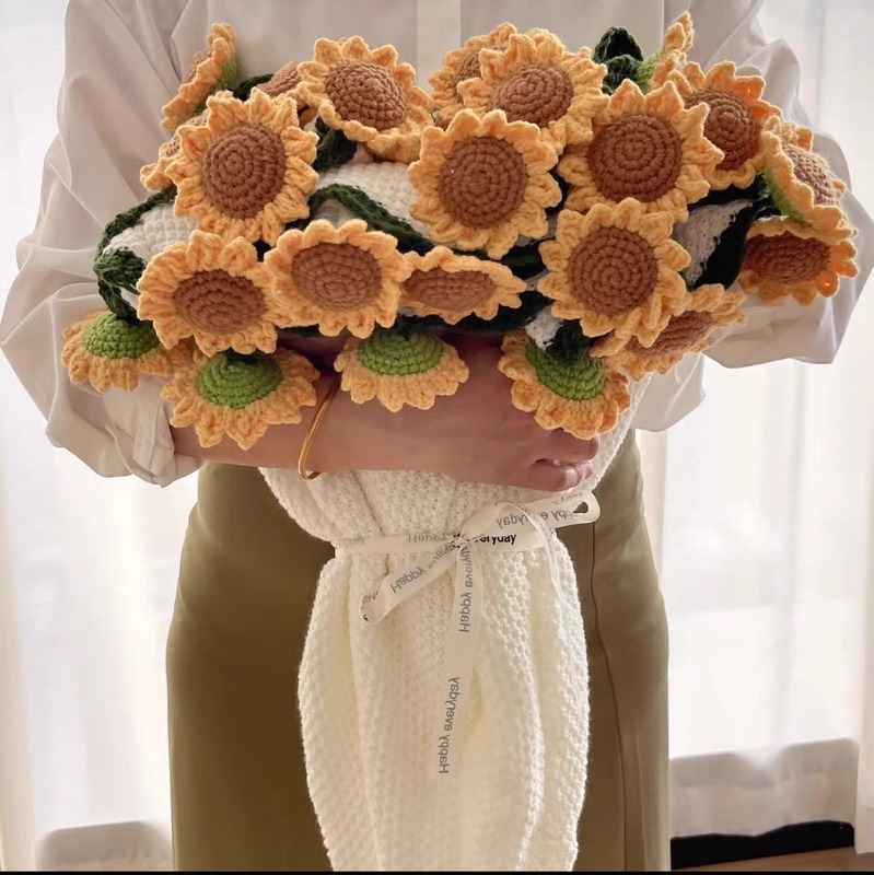 【完成品・在庫あり】ガールフレンドへのギフトとして、手作りの毛糸で編んだバラの花が付いた花束ブランケット完成品|undefined