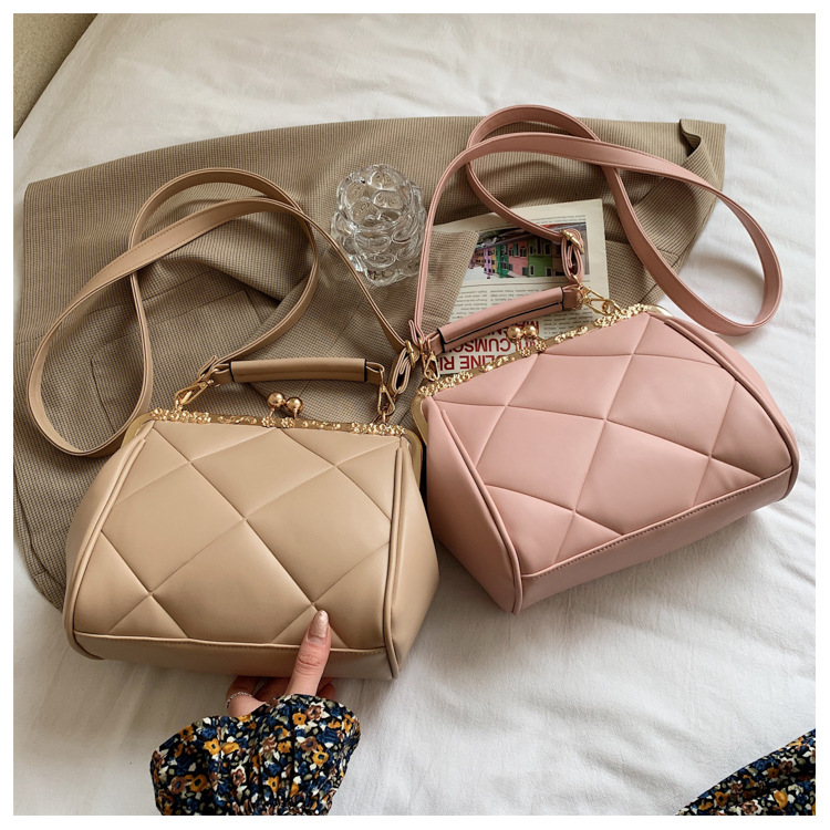 New Fashion Rhombus Embossed One-shoulder Diagonal Clip Bag Wholesale Nihaojewelry display picture 7