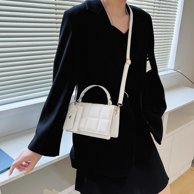 Niche sac à main rétro version coréenne nouvelle texture couleur unie couvercle rabattable sac mère tendance et à la mode sac à bandoulière à coque pressée_voghion.com