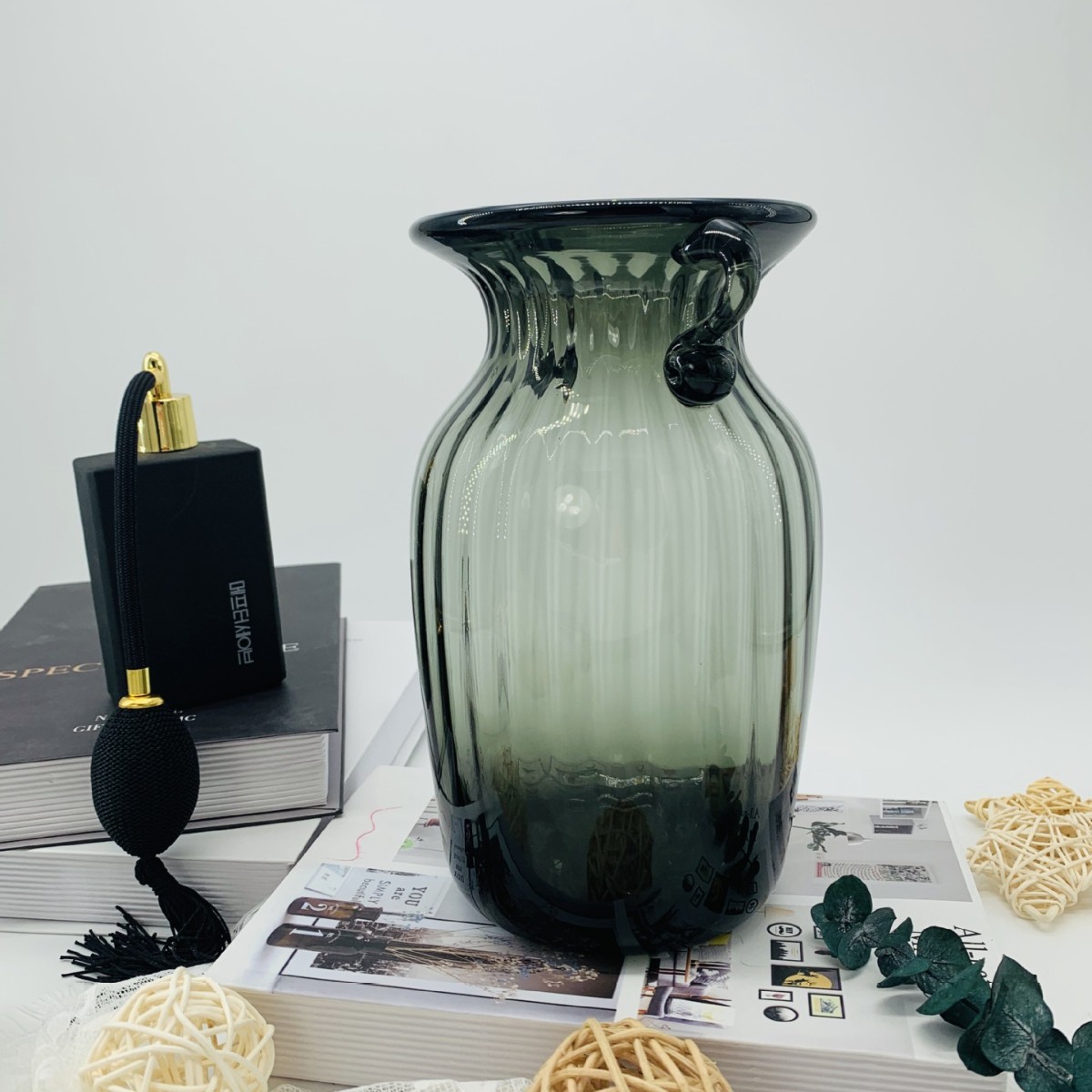 厂家生产供应美观大方颜色料花瓶，可定 制颜色款式