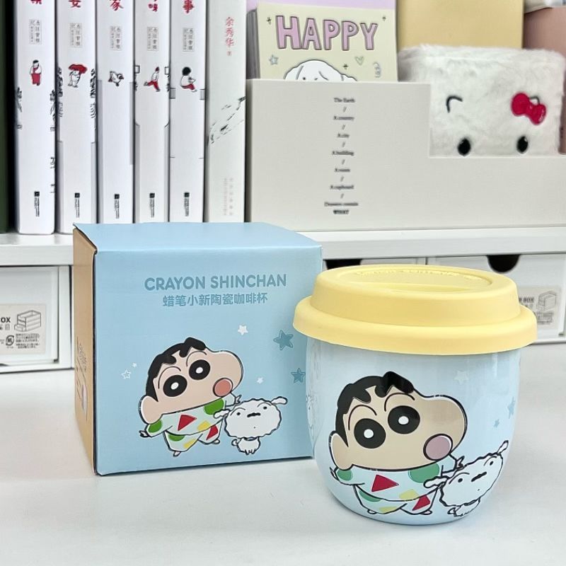 Taza Crayon Shin-chan con tapa Taza de agua de cerámica de marca compartida genuina Taza de regalo lindo de dibujos animados para niños al por mayor