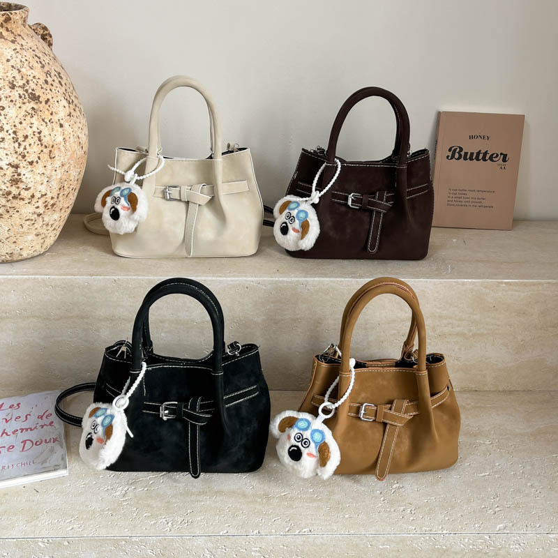 Túi xách da lộn ko kèm móc khóa 101,1k/c (lố 3)