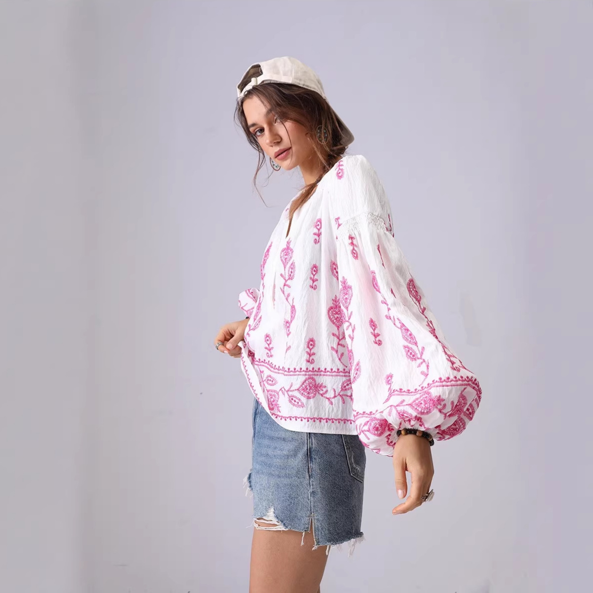 Spot Europa y Estados Unidos comercio exterior transfronterizo ropa de mujer estilo nacional flores bordadas camisa suelta de cuello medio abierto elegancia francesa