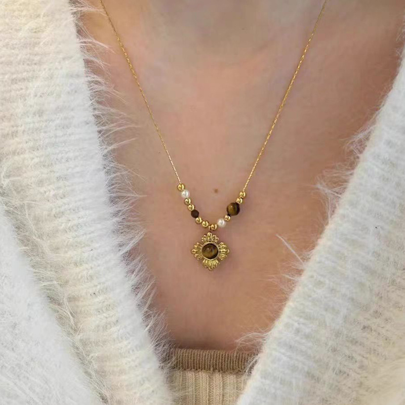 Pendant, flowered