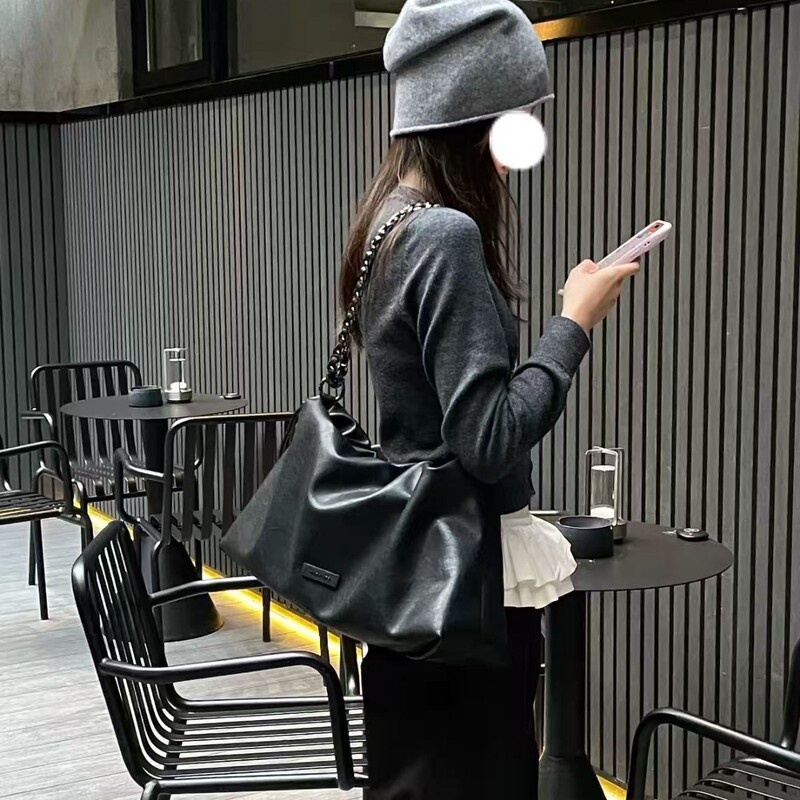 【Same style as Wang Yuwen's】INJOYLIFE Chain Garbage Bag Autumn/Winter Commuting Tote Bag Single Shoulder Hobo Bag 【Same style as Wang Yuwen's】INJOYLIFE Chain Garbage Bag Autumn/Winter Commuting Tote Bag Single Shoulder Hobo Bag