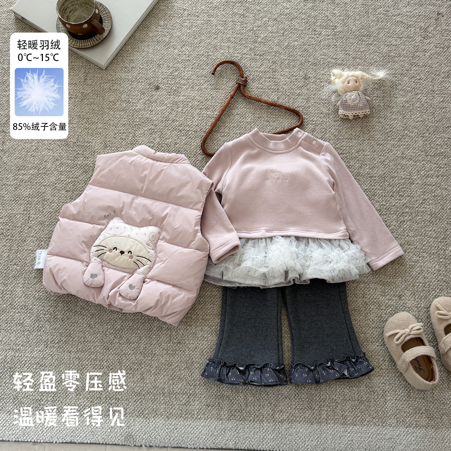 Cute cat-themed down vest for girls, 2026 autumn/winter new collection, white duck down vest for babies and toddlers, warm children's clothing