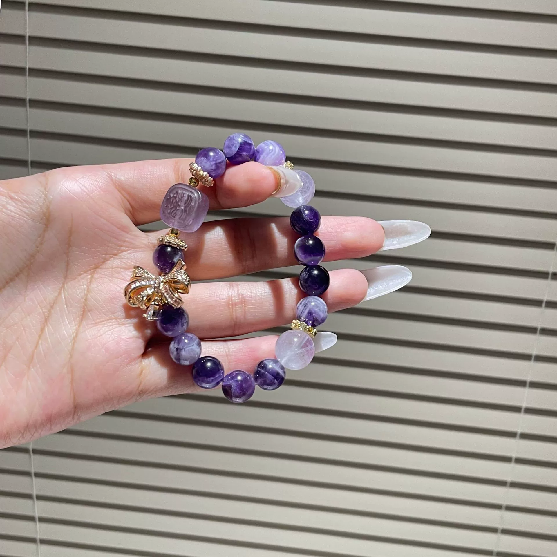 Organic crystal bracelet with amethyst, golden accessory with bow, high-quality style