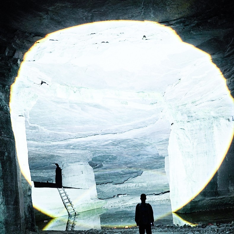 Cross-border nuevo blanco Super brillante LED LCD pantalla de luz de potencia de largo alcance fuerte luz aventura al aire libre linterna con cargador