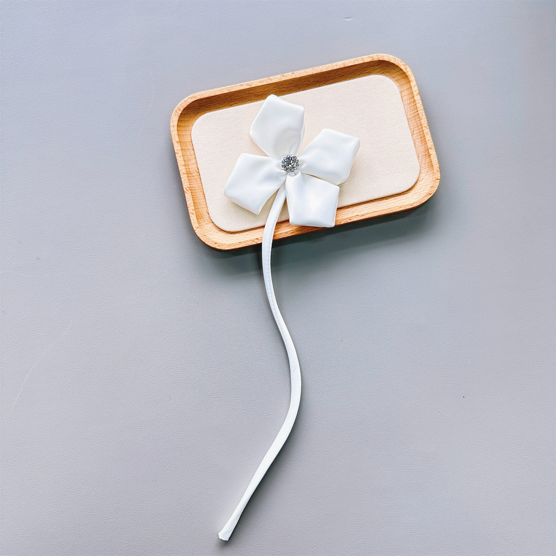 Venta caliente de cuatro hojas flor del trébol flor decorativa con PIN blanco y negro tela de satén DIY joyería Ropa Accesorios del vestido