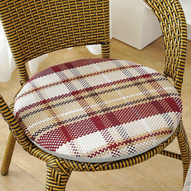 綿麻の円形の座布団を厚くして、藤の椅子の座布団を分解して洗うことができます。