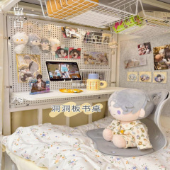 寮のベッドの上のテーブルは折りたたみ可能です。