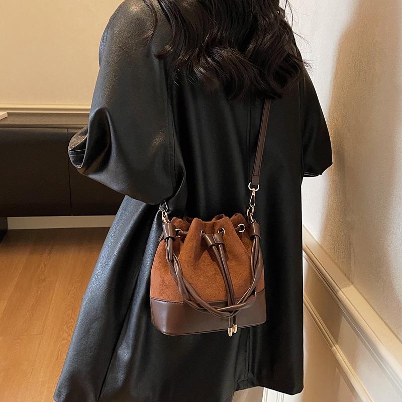 Bolso de leopardo de mujer 2025 nuevo otoño invierno lujo ligero nicho de alta sensación bolso de hombro de terciopelo de gamuz bolso de balde