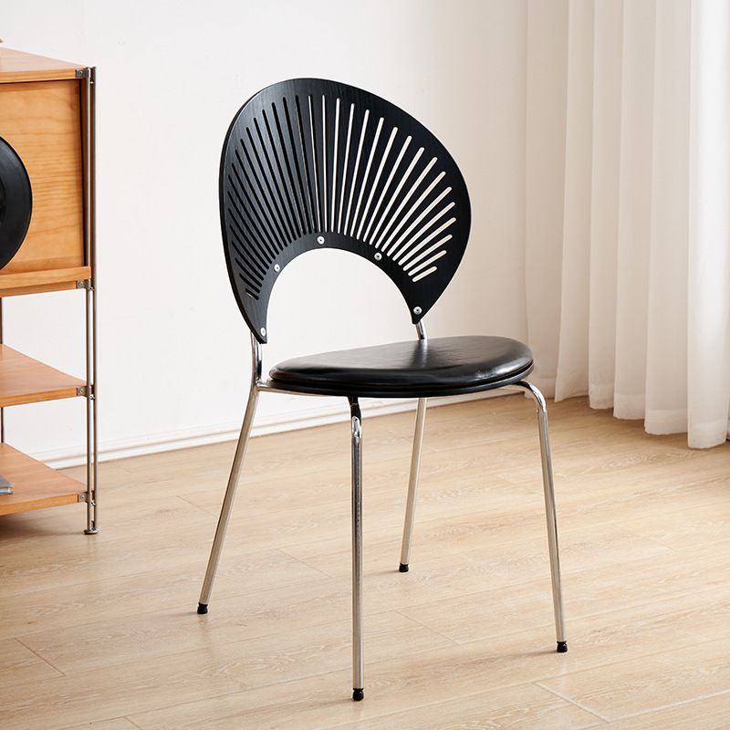 Silla Shell negro pierna de plata + cojín negro brillante