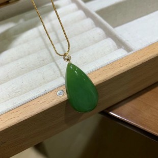 Hetian jade jasper water drop clavicle chain, 18k gold inlaid buckle head, jade delicate color bright workmanship