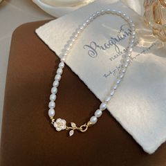 100% 天然淡水真珠精致なツバキの花のネックレスの女性の気質の高級感の首の鎖のファッション精致な鎖の骨の鎖