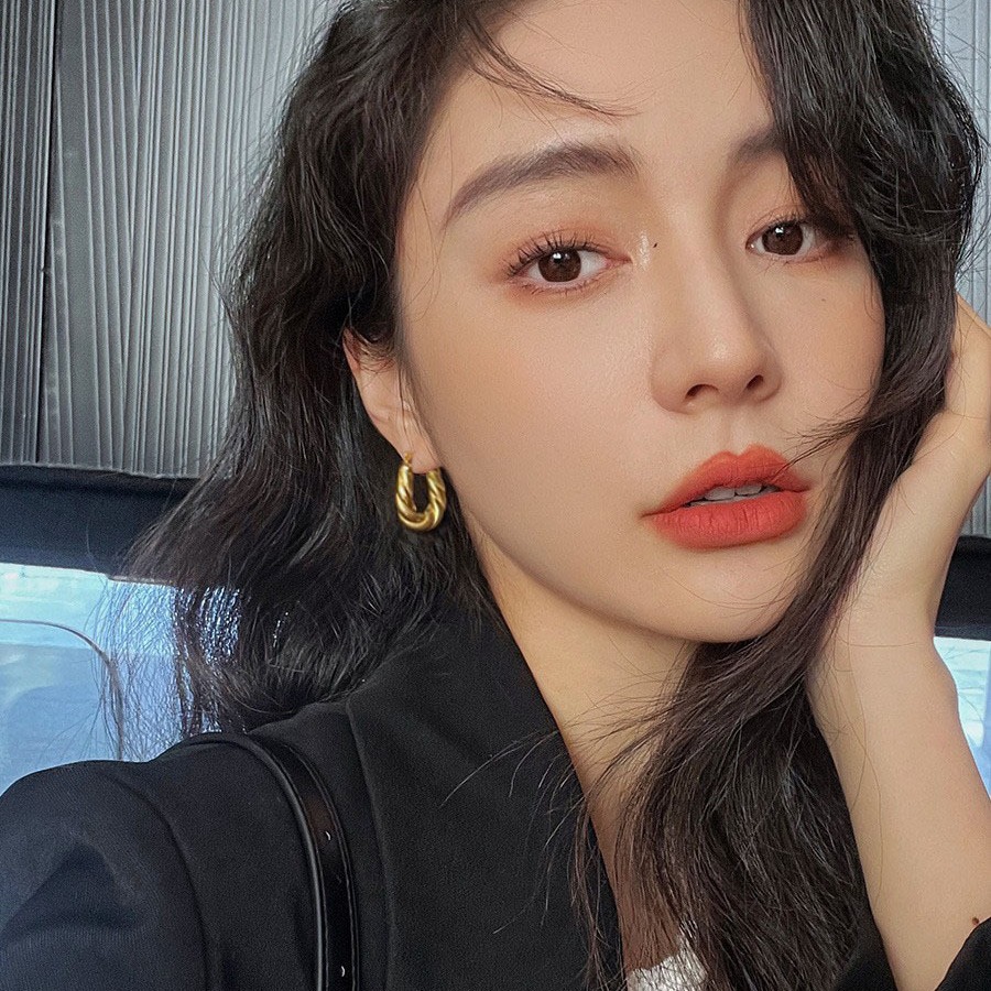 Ретро металлические небольшие дизайнерские серьги с косичкой, коллекция 2023, городской стиль, популярно в интернете, тренд сезона