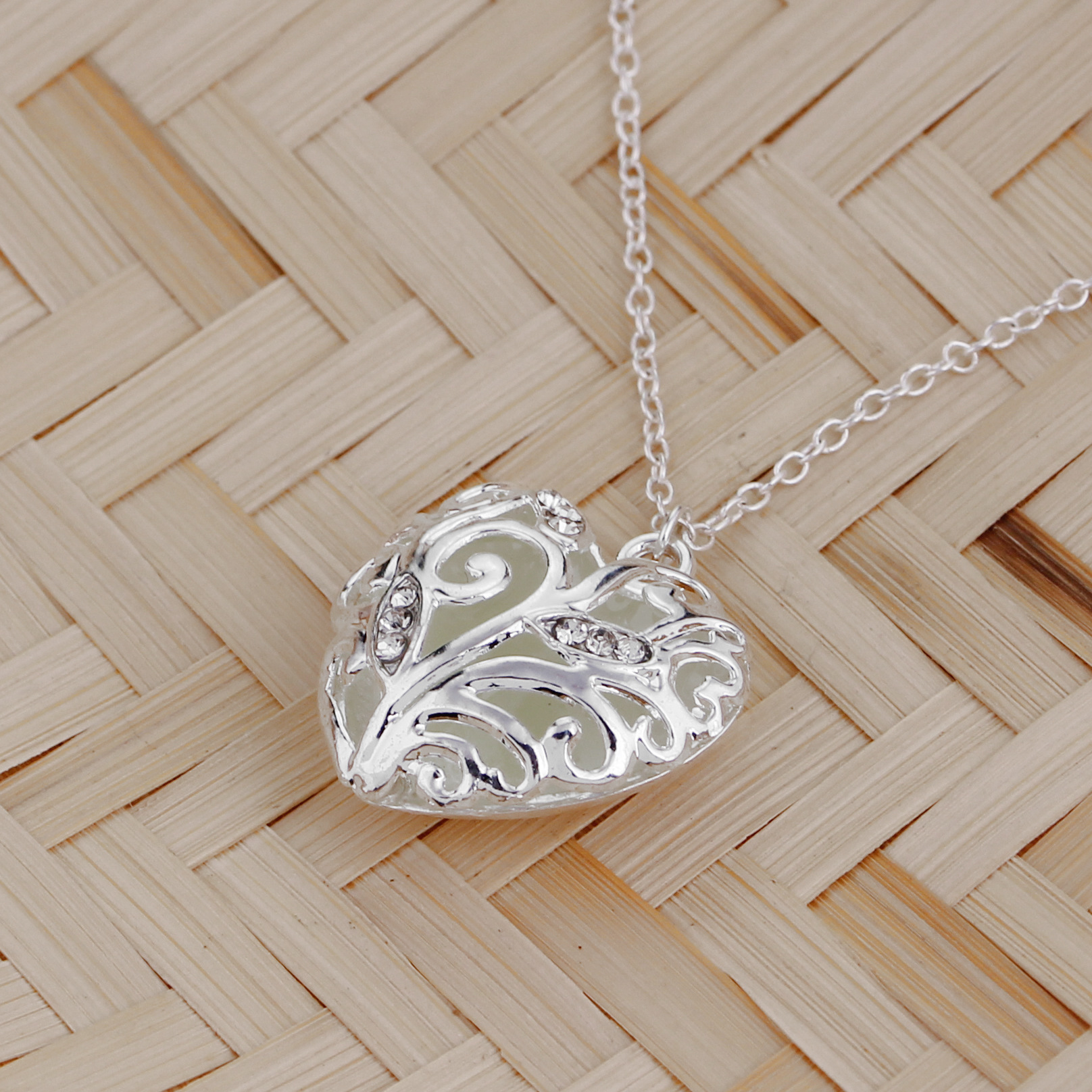 Alloy Material 1 Piece Fashion Heart Shape Alloy Enamel Rhinestones Women's Pendant Necklace