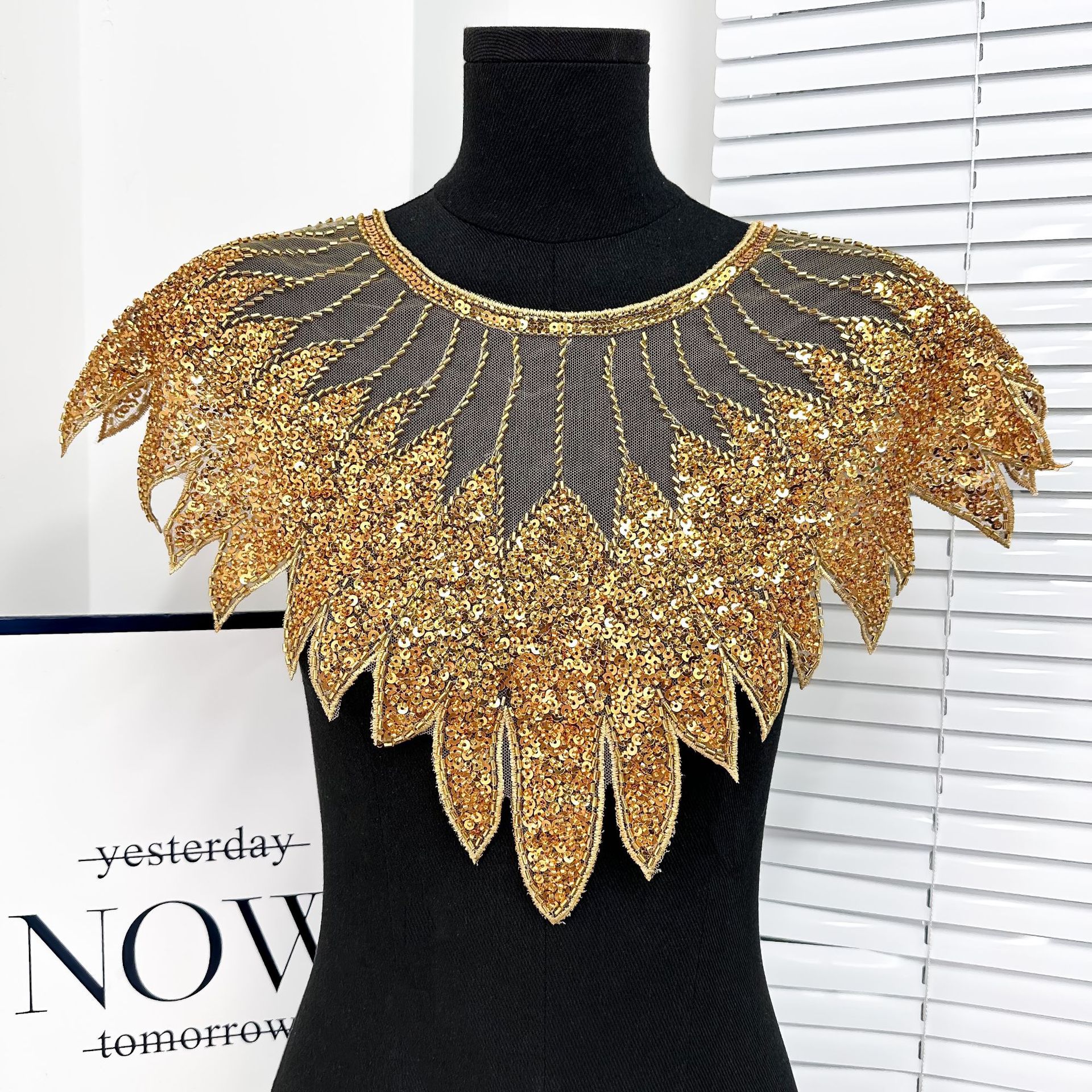 Fabricación pesada bordada malla frontal pecho sequin de perlas bordadas calcomanías vestido de mujer rendimiento vestido accesorios de encaje image 9