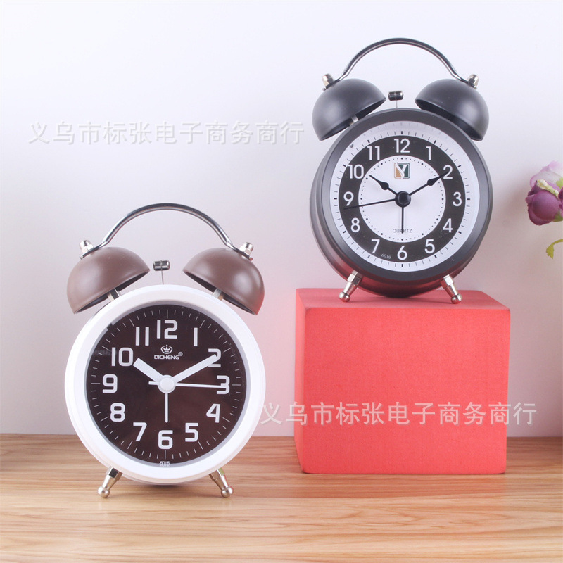 Moda creativa Reloj despertador de timbre de metal de 3 pulgadas Reloj despertador silencioso Dormitorio de niños Dormitorio de estudiantes Reloj luminoso al por mayor