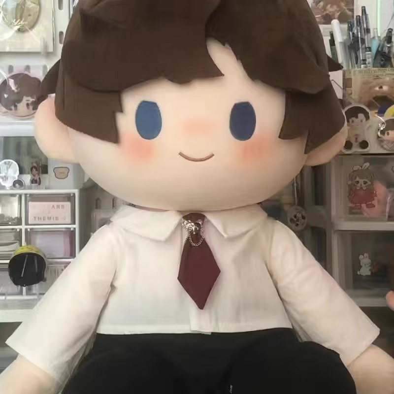 Красная галстук-бабочка, черная рубашка, штаны