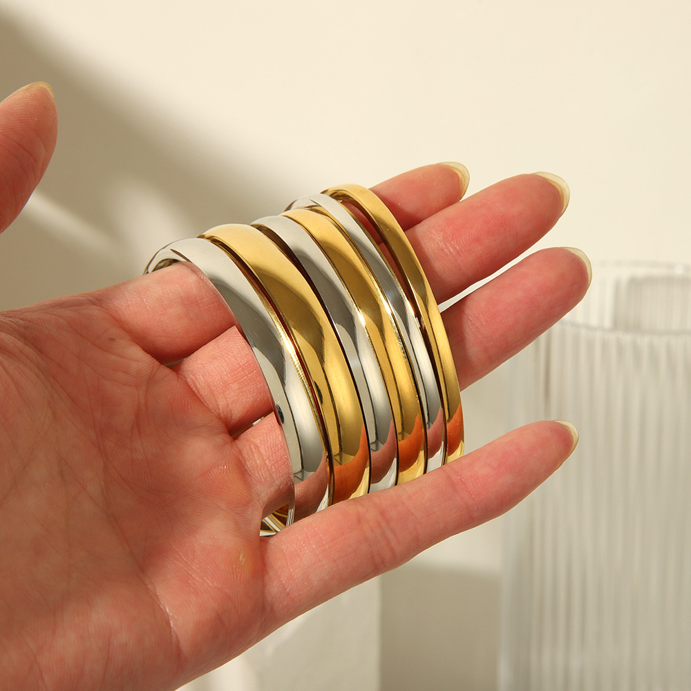 Basic Modern Style Classic Style Round Customization Laser Engraving Solid Color 304 Stainless Steel 18K Gold Plated Bangle In Bulk display picture 1