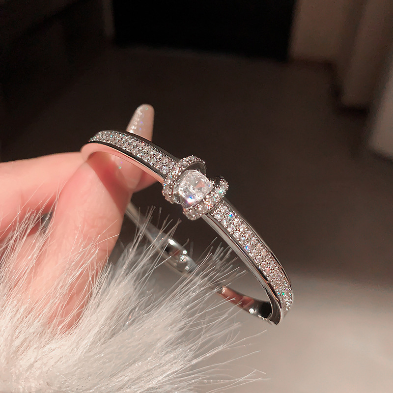 欧米のクロスボーダーにジルコンを入れて、ブレスレットを開けます。