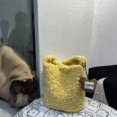 子羊の毛の熊のペンダントのバケツは秋冬の新型のハンドバッグを持っています。