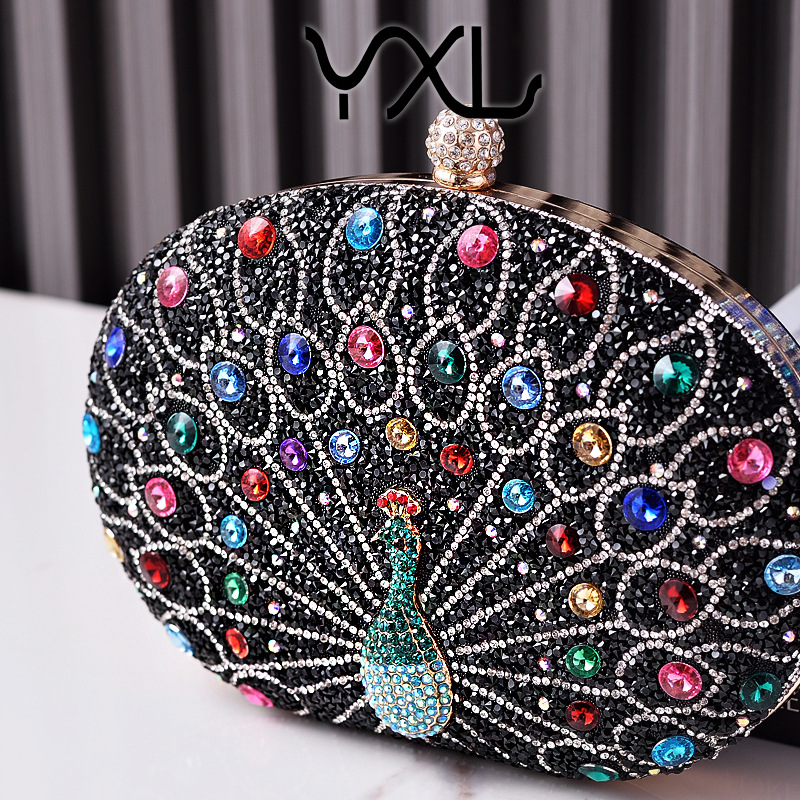 Nuevo bolso de cena de pavo real con incrustaciones de diamantes Bolso de fiesta de estilo retro europeo y americano transfronterizo Bolso de vestido negro de alta gama Ventas directas de fábrica
