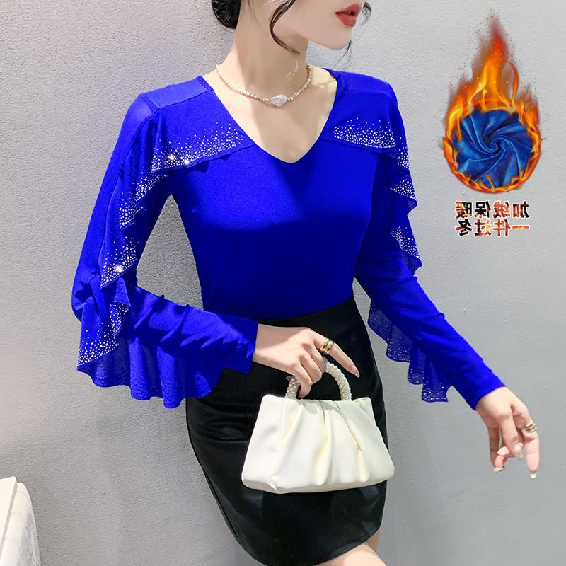 Foto real del top de mujer de manga larga versátil con cuello redondo de malla forrada de felpa, estilo nuevo de invierno 2024, con volantes y pedrería.
