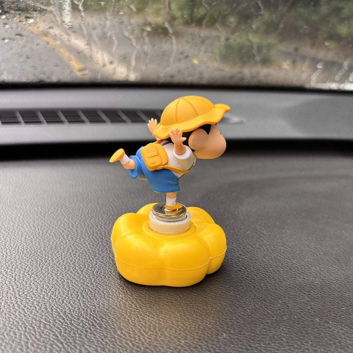 Crayon Shin-Chan Car Rotating Ornament: Cute Decorative Dashboard Spinning Toy, Trendy Stress Relief Toy Gift