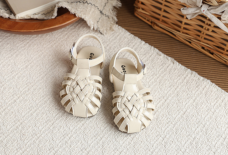 Flicksandaler med stängd tå som andas för sommar och strand_voghion.com