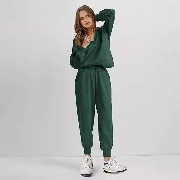 Nieuw product, direct leverbaar: Europese en Amerikaanse modeset: casual pak met lange mouwen, sweatshirt met halve rits en joggingbroek._voghion.com