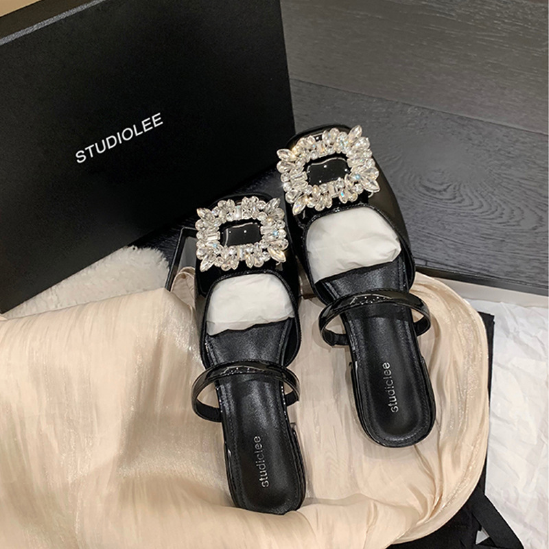 2022 verano nuevo rhinestone hebilla cuadrada boca baja punta cerrada talón grueso medio zapatillas desgaste exterior de las mujeres sandalias vacías