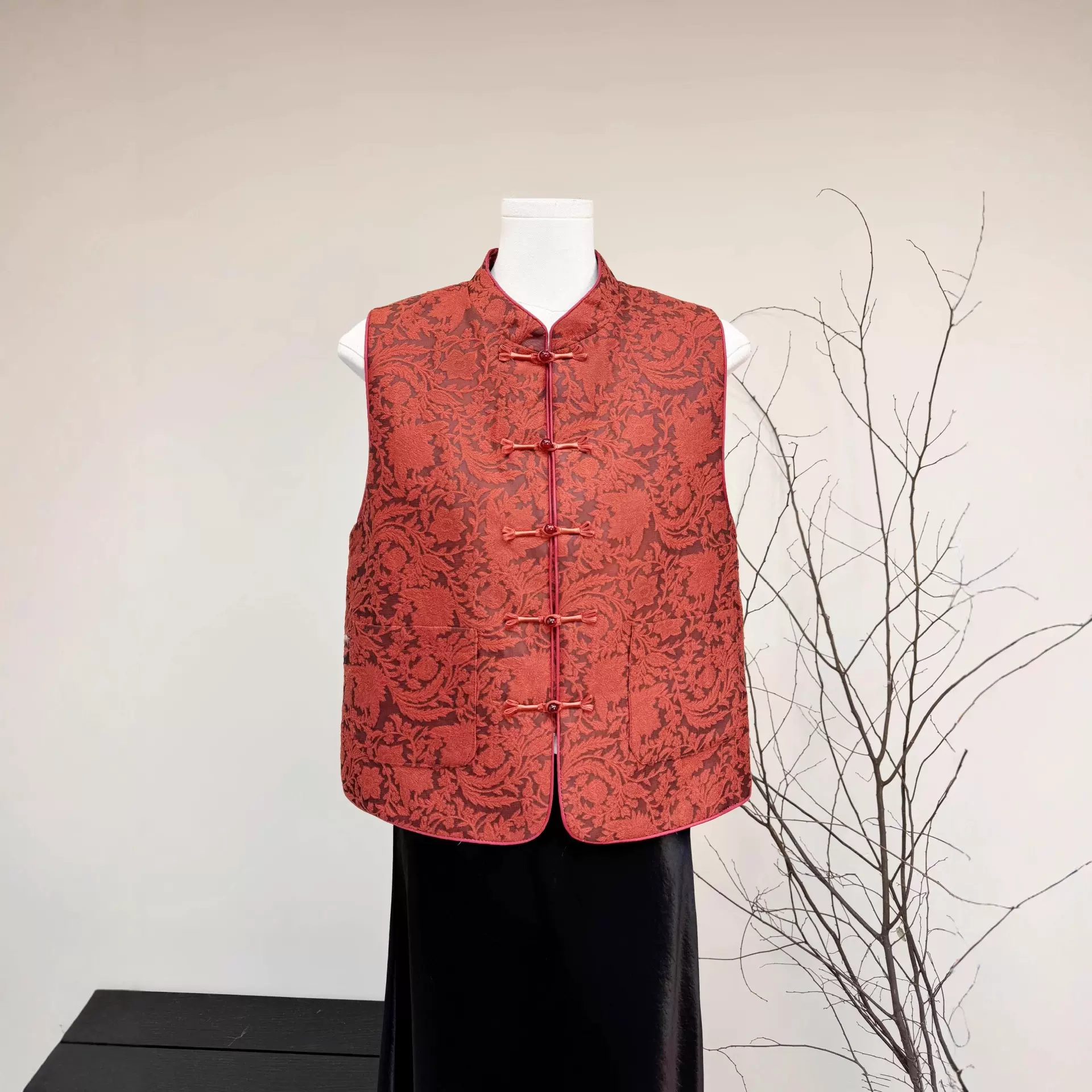 新中式提花马甲喜庆2026春季新款国风立领时尚洋气坎肩贵气马夹女