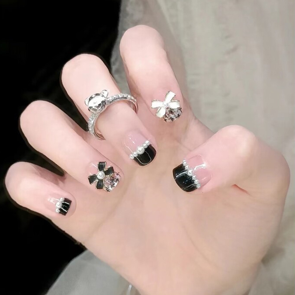 Explosión de perlas mariposa francesa Uña negra y blanca pequeña fragancia de manicure 24 piezas mejores venta al por mayor de uñas falsas
