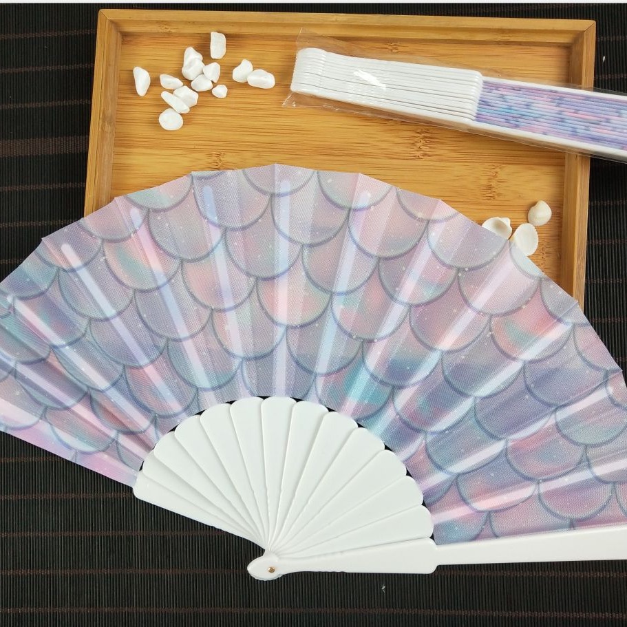 En stock 23cm hueso de plástico fresco ventilador plegable de plástico ventilador de una sola cara coloridas escamas de pescado