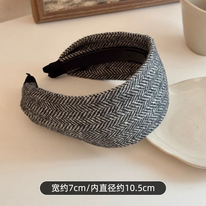 # 13 off-white knitted wide-brimmed headband