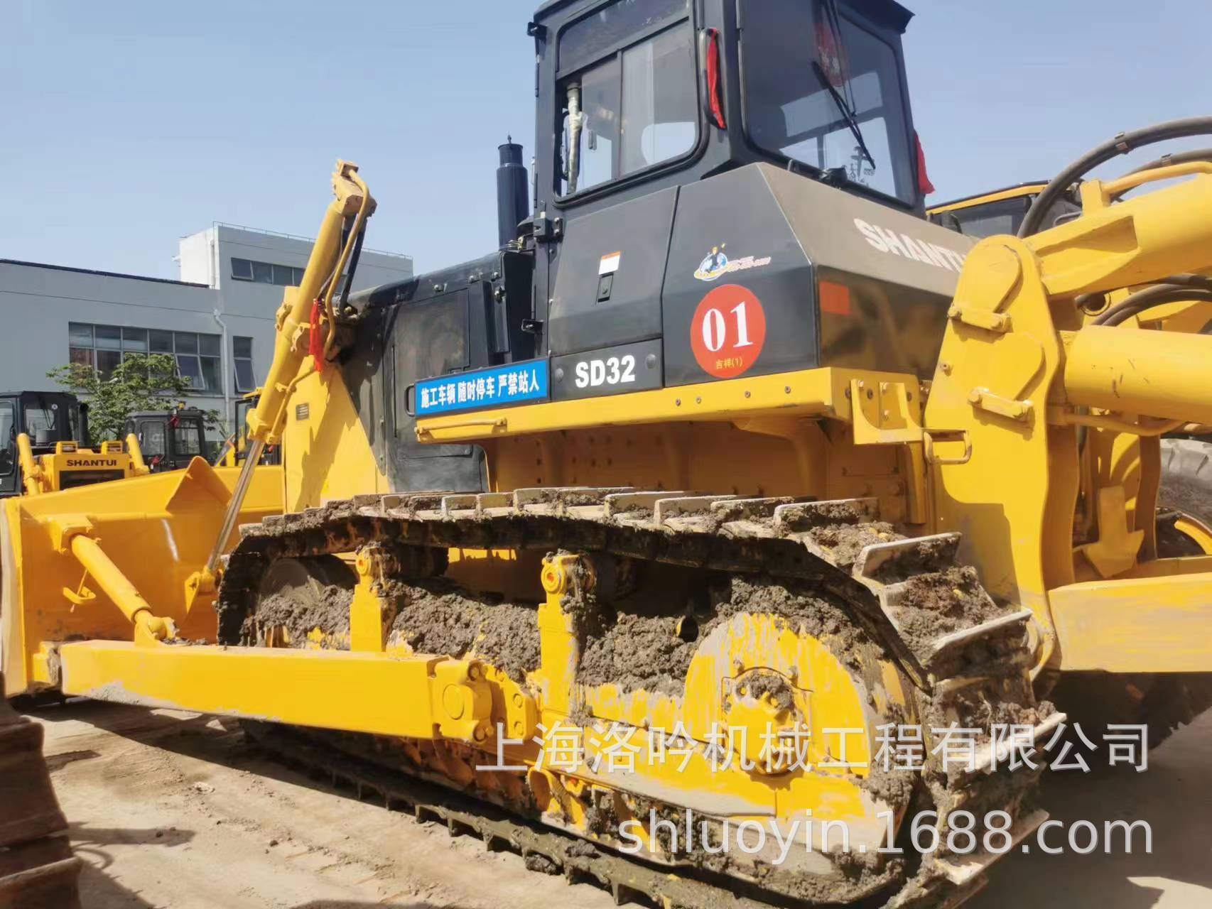 Exportación perenne del mercado de excavadoras de segunda mano transferencia de excavadoras de montaña de segunda mano SD320 / 220 stock video