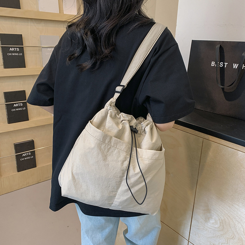A stylish single-shoulder crossbody bag for 2024, a large-capacity casual commuting bag for classes, and a beautiful and fashionable underarm bag for women undefined