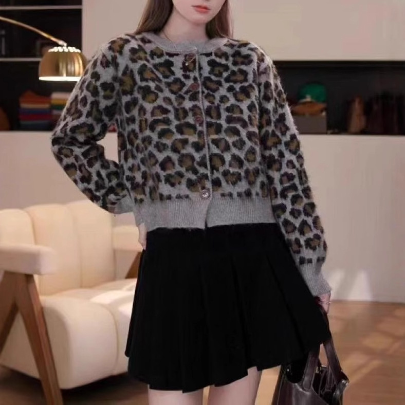 New Autumn and Winter Style Knitted Leopard Print Jacquard Sweater Women's Coat Loose Artistic Retro Style Round Neck Loose Cardigan Trendy New Autumn and Winter Style Knitted Leopard Print Jacquard Sweater Women's Coat Loose Artistic Retro Style Round Neck Loose Cardigan Trendy