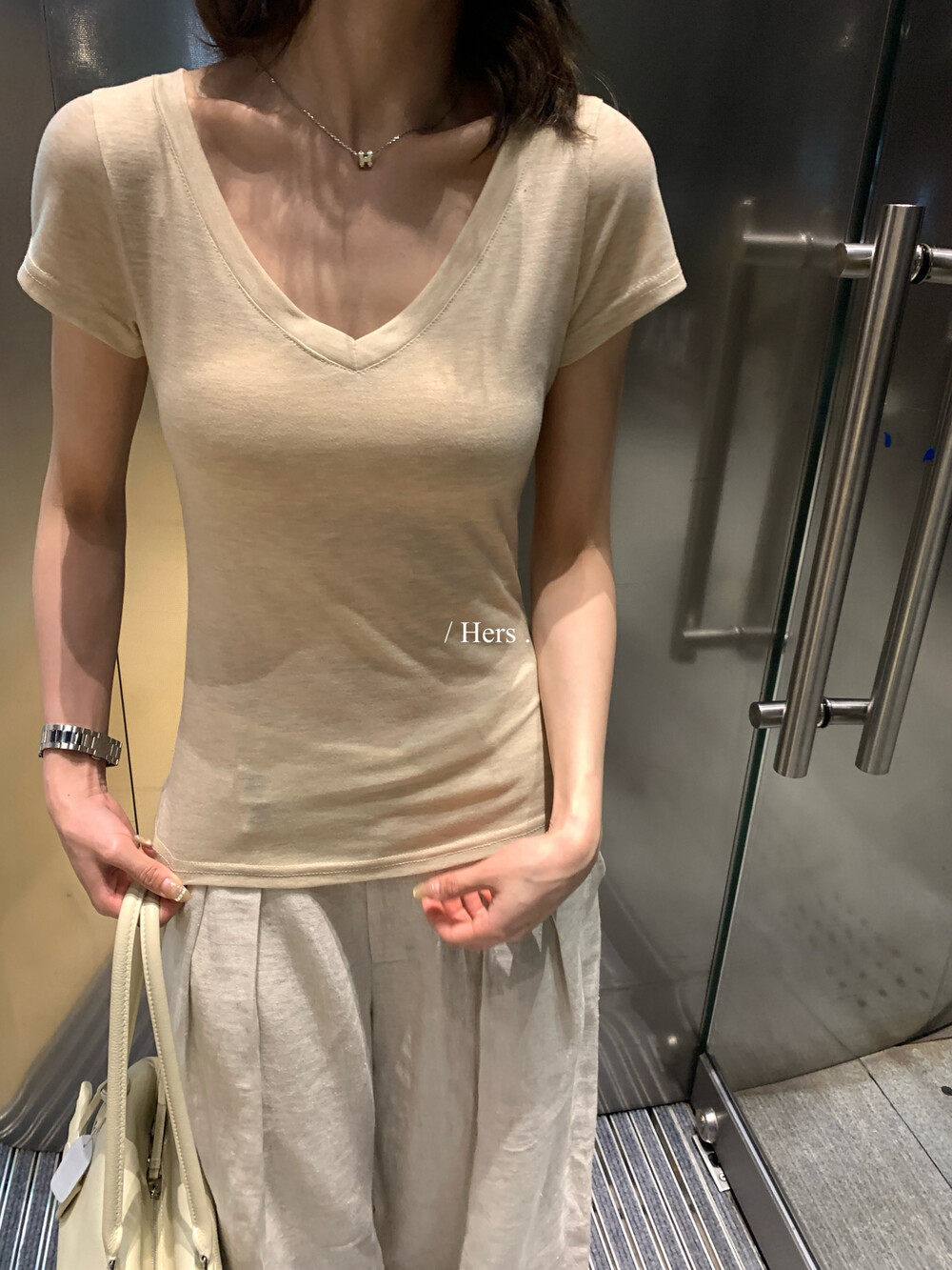 Áo thun nữ cổ V tay ngắn phong cách Hàn Quốc, form chuẩn vai, thiết kế đơn giản, mặc đẹp mọi dáng — màu đen, trắng ngà, màu hồng, xanh lá cây chi tiết 22
