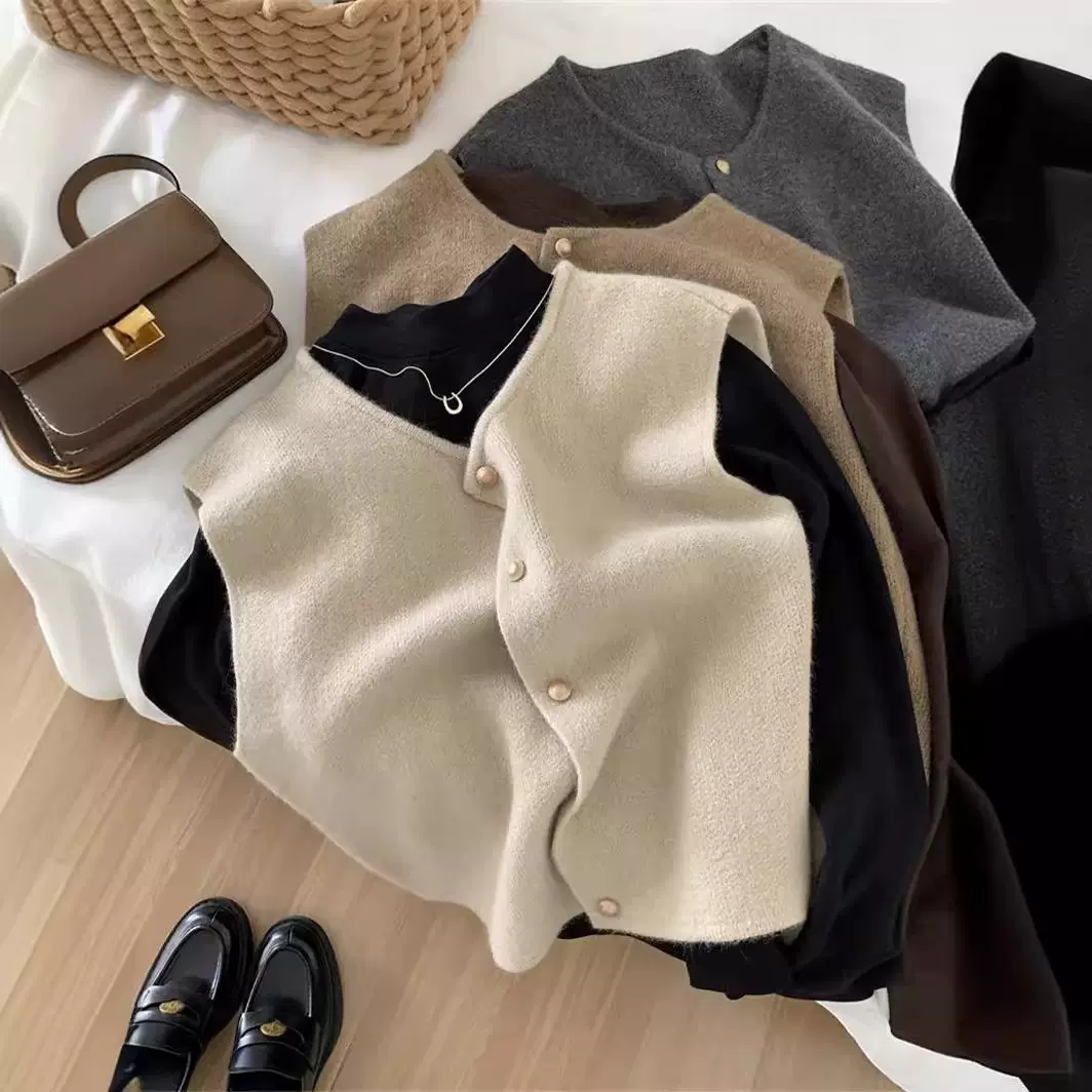 复古小金扣圆领针织马甲2025秋冬新款百搭外穿叠穿开衫背心毛衣女