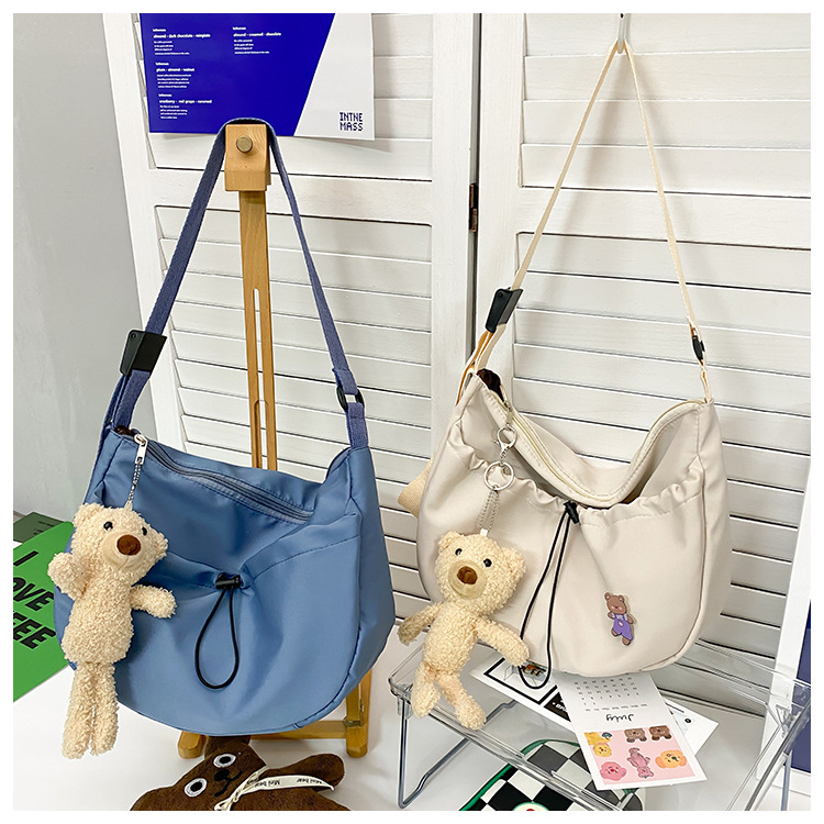 The new 2022 Little Bear canvas small bag for women is simple and versatile. The student dumpling bag is a trendy casual single-shoulder crossbody bag full figure