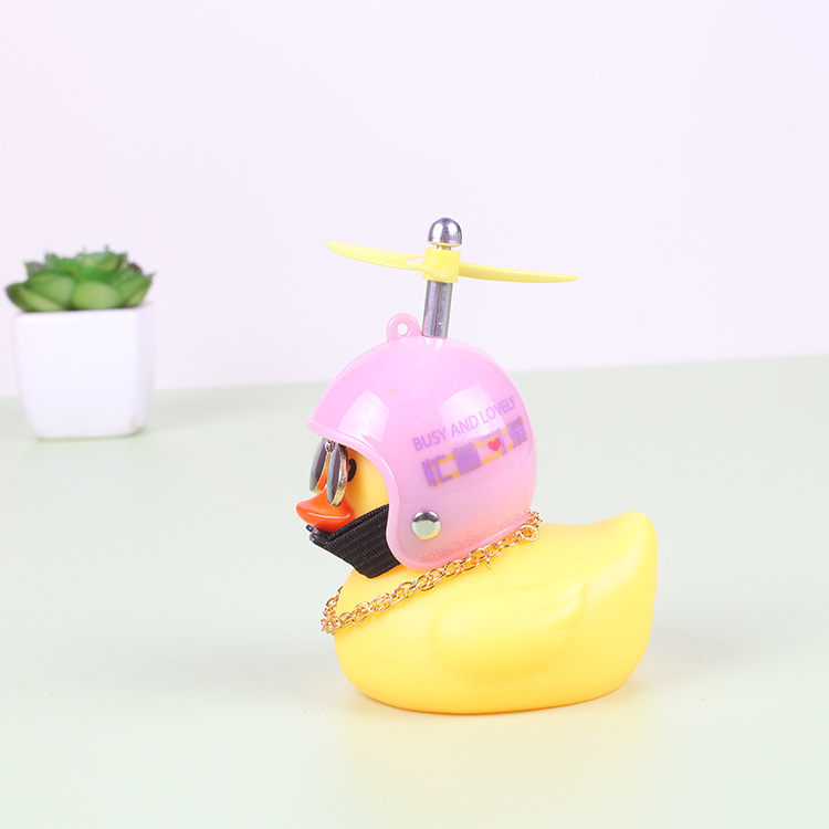 Broken Wind Duck Decoración de coche Adornos Red de coche con casco Tik Duck Little Yellow Duck Car Turbo Duck