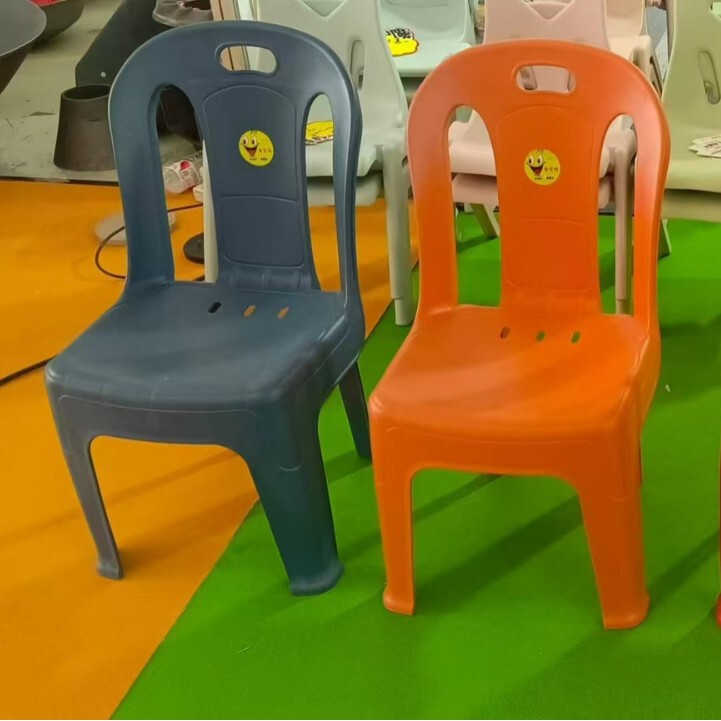 厚みのあるプラスチック製のレストランのスツール、大きな背もたれの椅子、家庭用の厚みのある椅子、スツール、ダイニングチェア、プラスチック|undefined