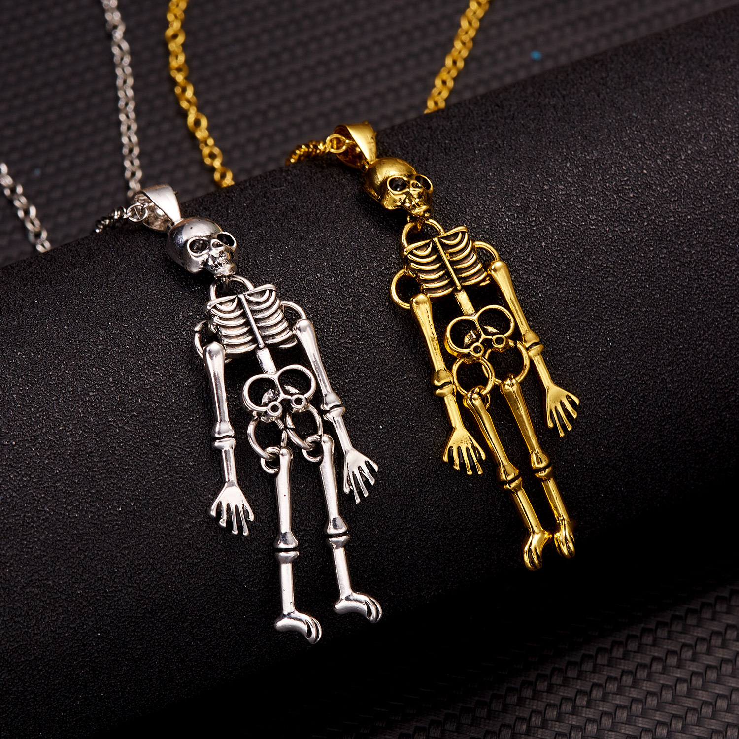 Collana con ciondolo di coppia in stile dark per Halloween, con teschio umano e fantasma che tiene la mano_voghion.com