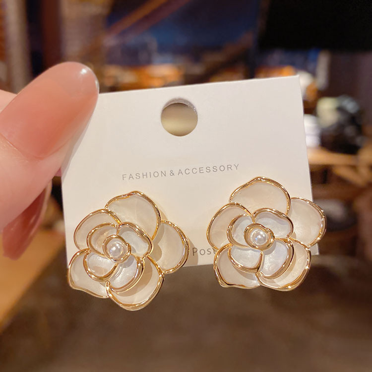 South Korea's High-level Sense Of Light Luxury Temperament White Camellia Earrings Simple Atmosphere Retro Earrings display picture 6